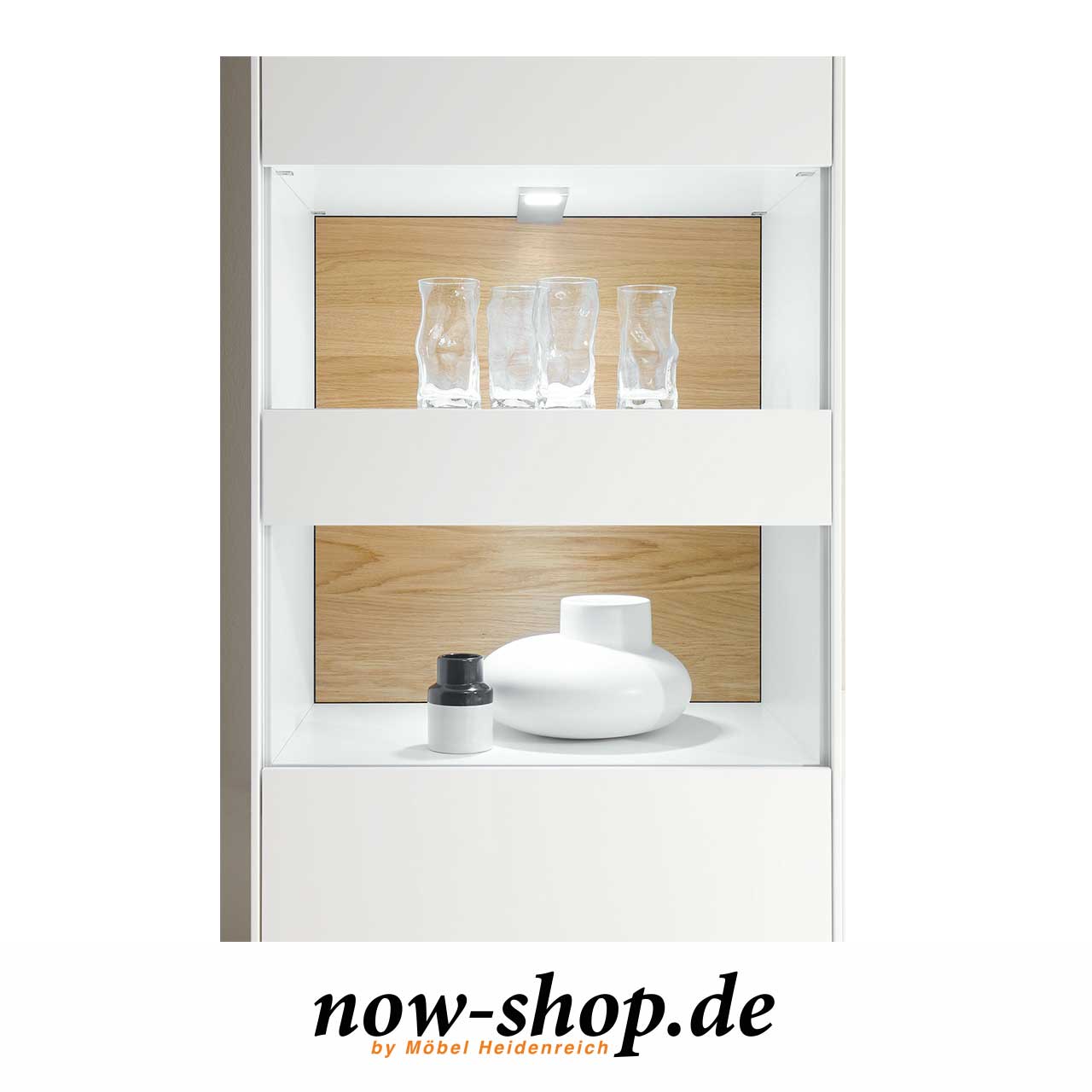 now easy Detail Glasausschnitt Detailbild des Glasausschnittes der weißen Vitrine mit Natureiche Akzent an der Rückwand