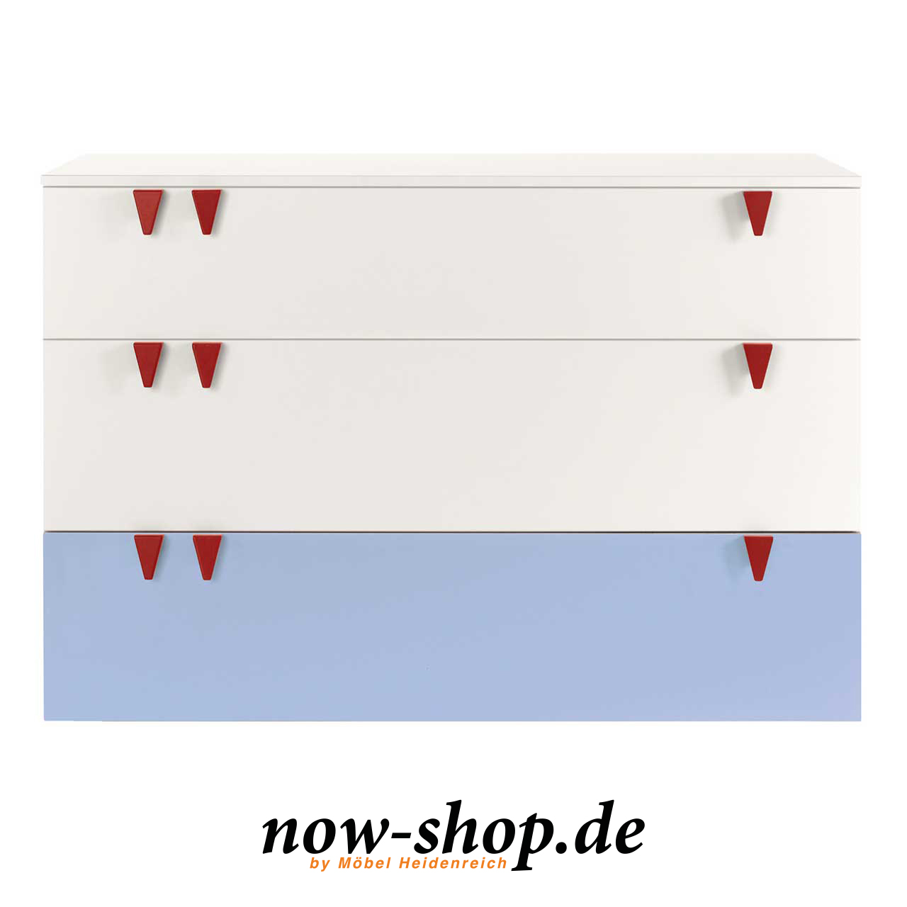 now! by hülsta - minimo Kommode Hellblau 55935 Frontalaufnahme Weiße breite Kinderkommode, unterste Schubladenfront ist hellblau. An den Schubladen je drei rote Zähnchen als Griffe. Frontal fotografiert.