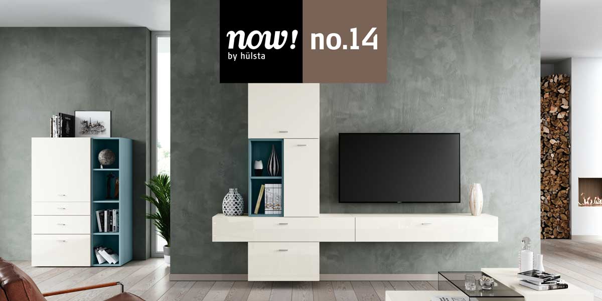 Titelbild Serie now! no.14 Milieubild eines Wohnzimmers. LInks ein Highboard und in der Mitte eine Wohnwand. Beider Möbelstücke sind weiß mit Absetzungen in Taubenblau.