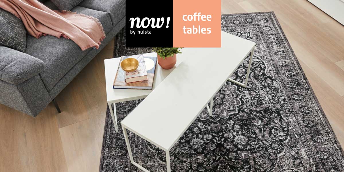 Titelbild Serie now! Coffee Tables Milieubild mit zwei weißen Couchtischen mit weißem Gestell auf gemustertem Teppich.