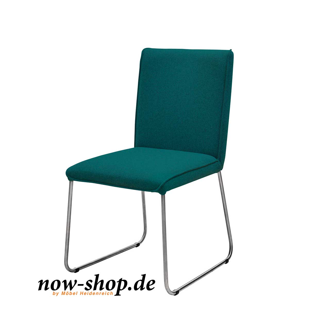 now! by hülsta - dining Stuhl S21-1 Petrol Stuhl mit taupefarbigem Stoffbezug und trapezförmigen Kufen leicht seitlich fotografiert.
