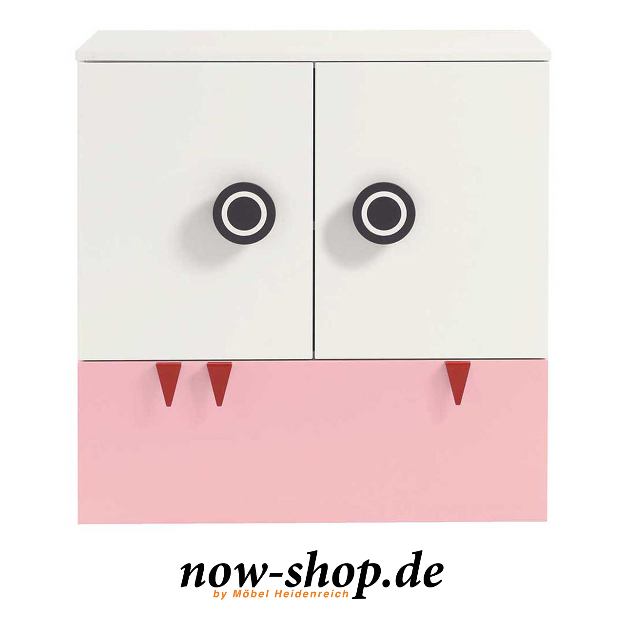 now! by hülsta - minimo Kommode Hellrosa 55904 Frontalaufnahme Weiße Kinderkommode mit zwei Türen und einer Schublade mit rosa Front unten. An der Schublade sind drei rote Zähnchen als Griffe. Frontal fotografiert.