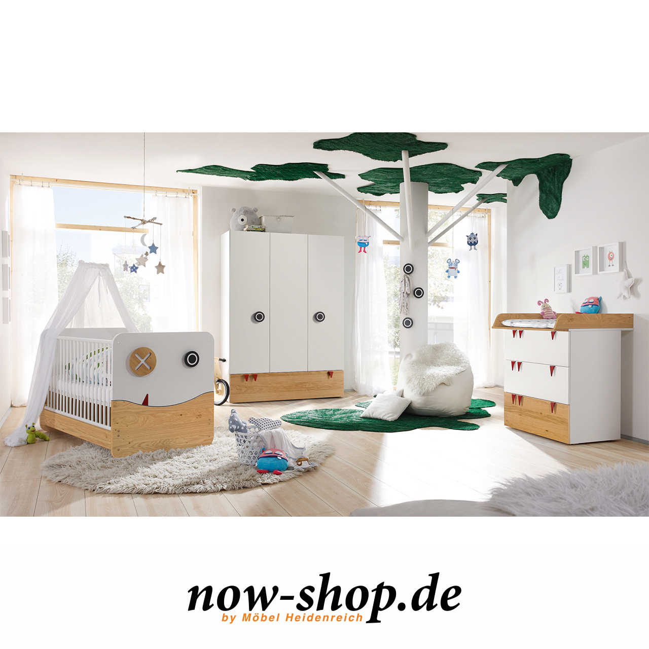 now! by hülsta - minimo Babybett 55886 Milieuaufnahme Babybett integriert in ein komplettes Babyzimmer mit Kleiderschrank und Wickelkommode als Milieuaufnahme.