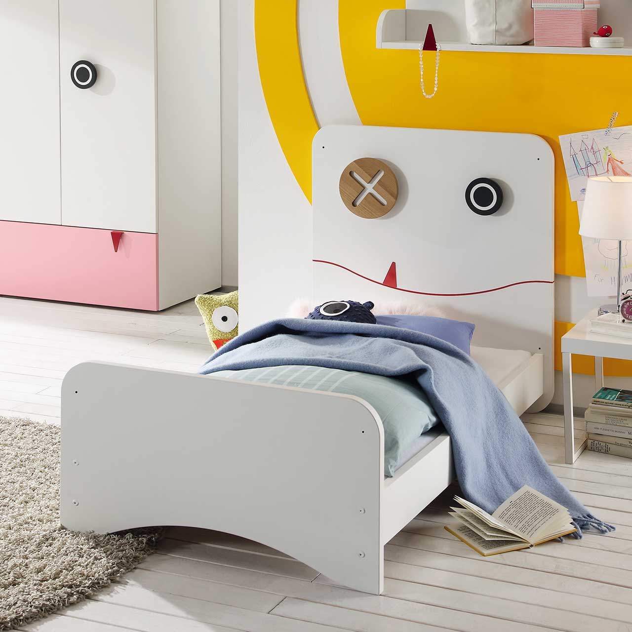 now! by hülsta - minimo Babybett 55883 umgewandelt in KinderbettBabybett umgebaut zum Juniorbett als Milieuaufnahme. Milieuaufnahme des in ein Kinderbett umgewandelten Babybetts (ohne Sprossen)