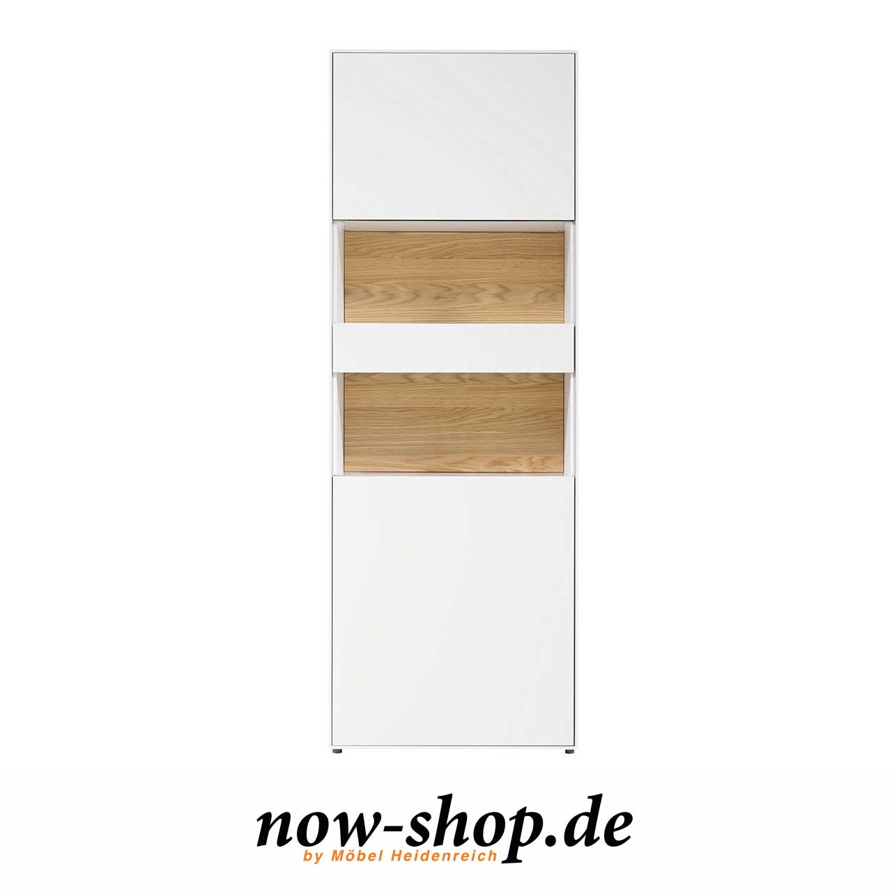 now! by hülsta - easy Vitrine 41213 Frontalansicht Weiße Vitrine mit Wenderückwand für Glasausschnitte (Natureiche-Akzent ausgewählt), frontal fotografiert.