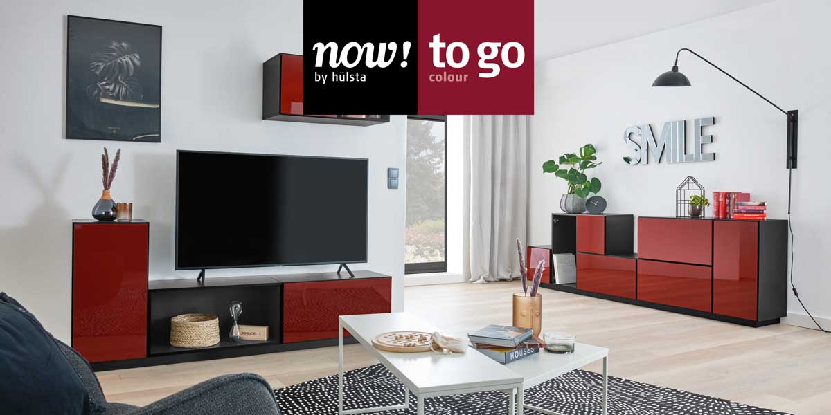 Titelbild Serie now! to go Milieubild eines Wohnzimmers mit Möbeln der Serie now! to go in der Farbe rot..