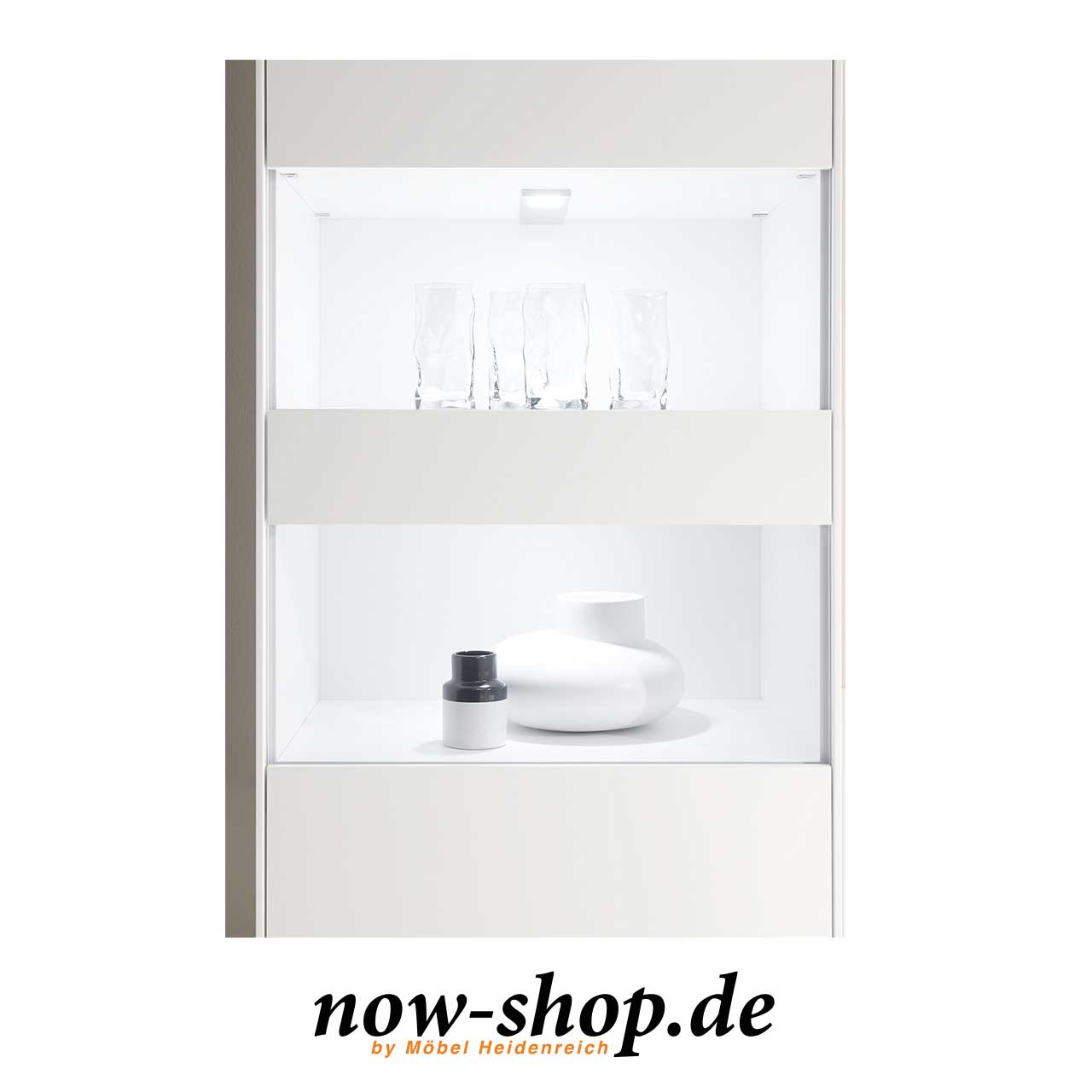 now easy Vitrine 41213 / 41223 Detail Glasausschnitt Detailbild des Glasausschnittes der weißen Vitrine ohne Einsatz der Wenderückwand, die Rückwand ist also weiß.