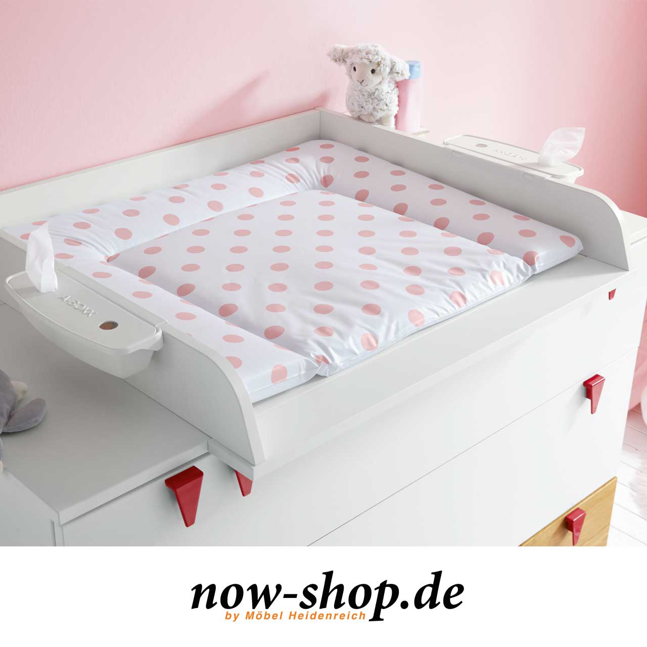 now! by hülsta – minimo Wickelauflage Hellrosa 5994 Wickelauflage mit rosa Punkten auf Wickelaufsatz gelegt.