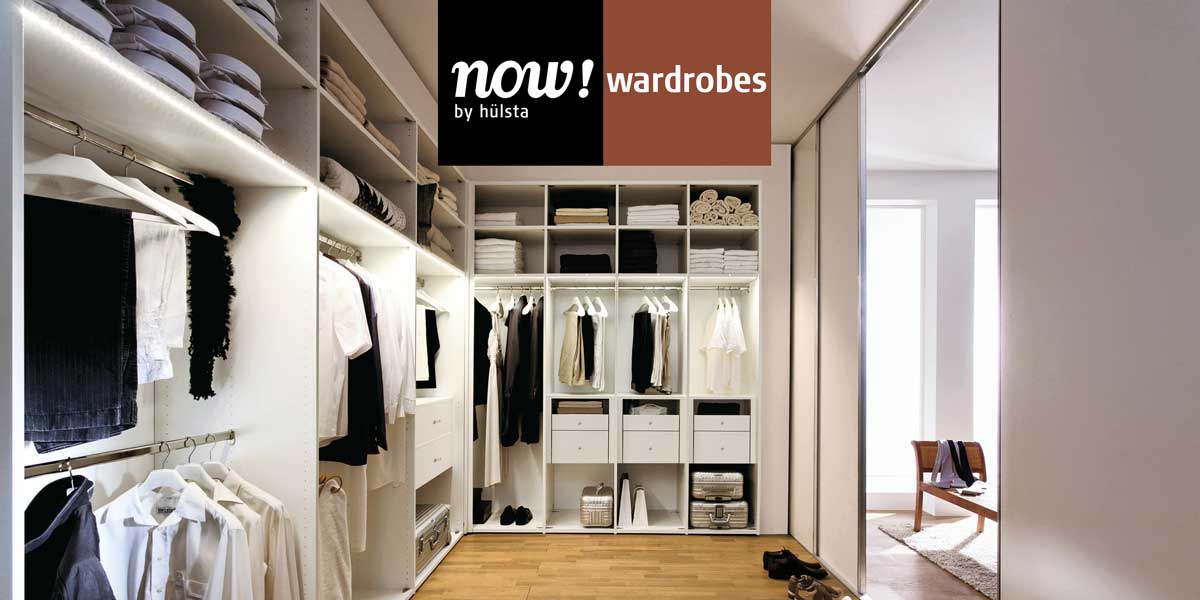 Titelbild Serie now! wardrobes Milieubild eines begehbaren Kleiderschrankes mit zahlreichem Zubehör wie zum Beispiel Innenschubladen.