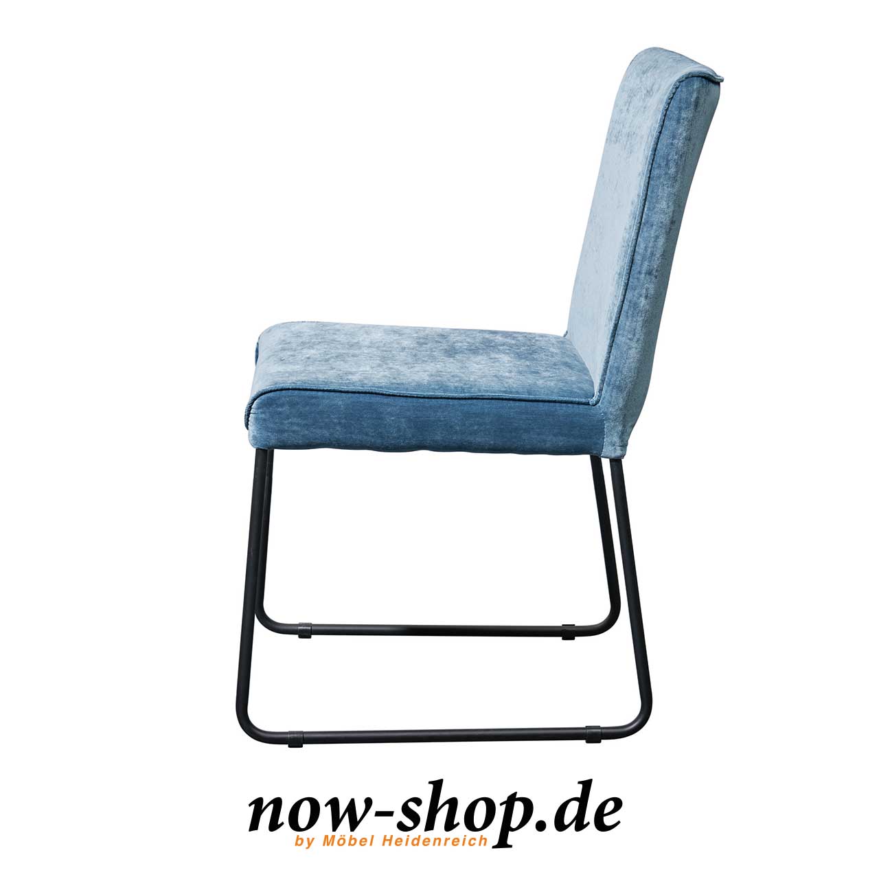 now! by hülsta dining S 23 Stuhl Farbe puderblau Seitenansicht Kufenstuhl mit Bezug Samt puderblau Seitenansicht.