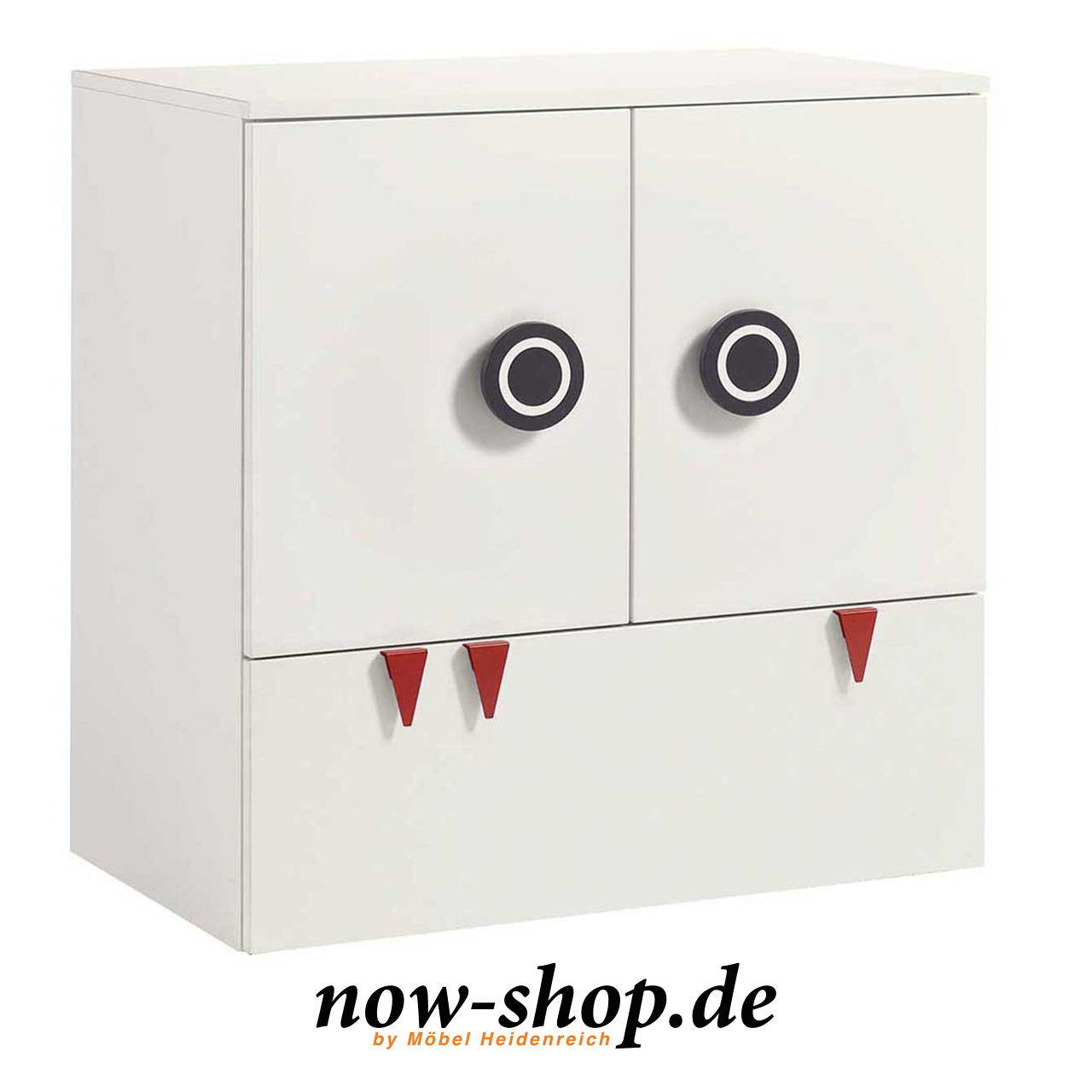 now! by hülsta minimo Kinderkommode 55903 Weiße Kinderkommode mit zwei Türen und einer Schublade unten. An den Türen ist jeweils ein runder schwarzer Griff, an der Schublade drei rote Zähnchen. Seitlich fotografiert.