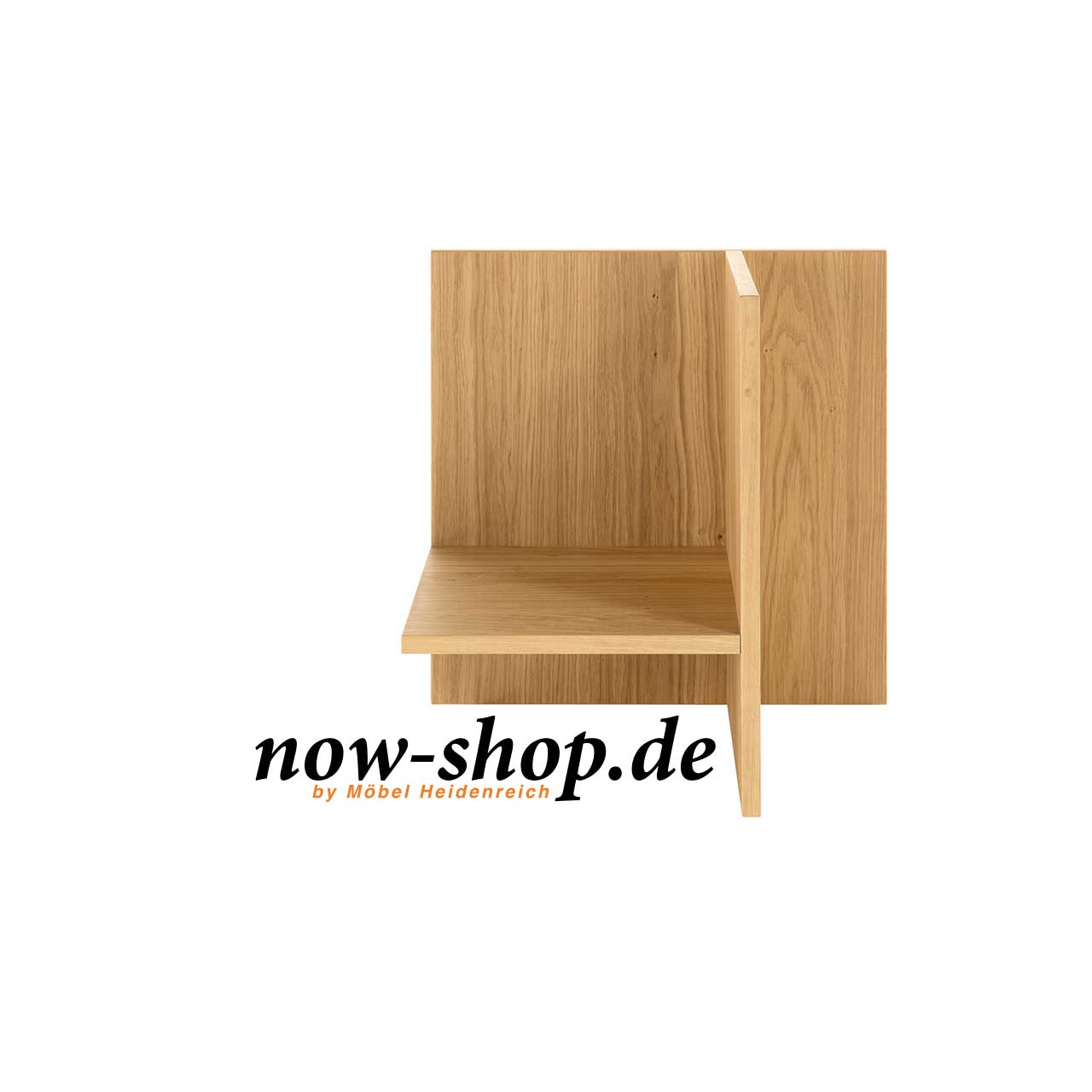 now! by hülsta - for you Akzentelement A Natureiche frontal Frontale Ansicht des Akzentelementes in hellem Holz. Ein horizontales und ein vertikales Brett unterteilen das Akzentelement in verschiedene Fächer.