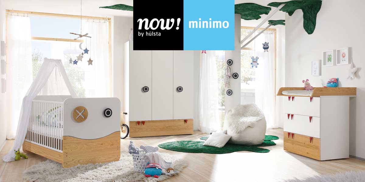 Titelbild Serie now! minimo Milieubild eines Kinderzimmers. Links steht ein Babybett, in der Mitte ein dreitüriger Kleiderschrank und rechts eine Kommode mit Wickelaufsatz. Alle Möbel sind weiß mit Akzenten in Eiche.