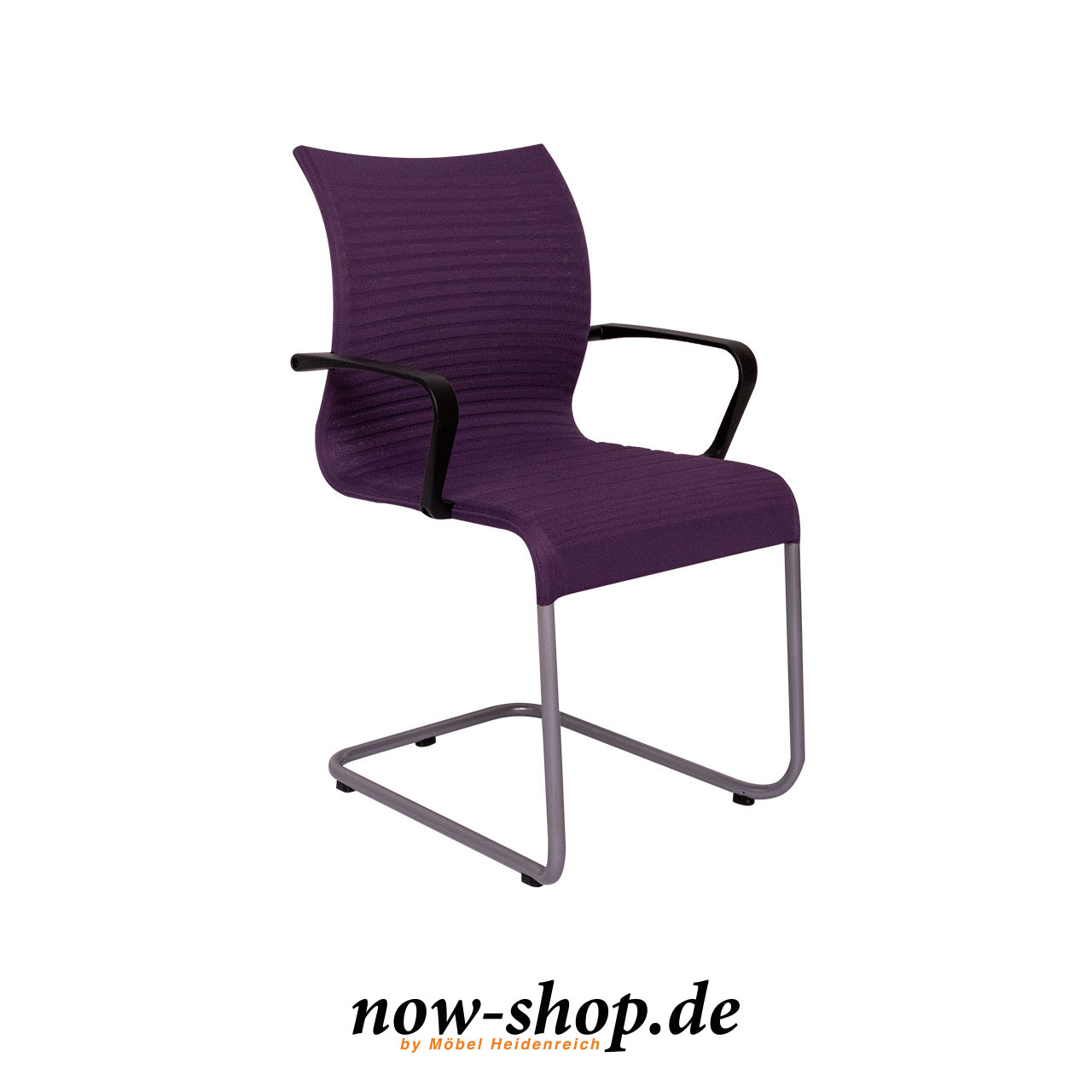 now! by hülsta S15 Freischwinger Violett Freischwinger mit lila Formstrick-Bezug und schwarzen Armlehnen. Das Gestell ist metallfarbig matt.