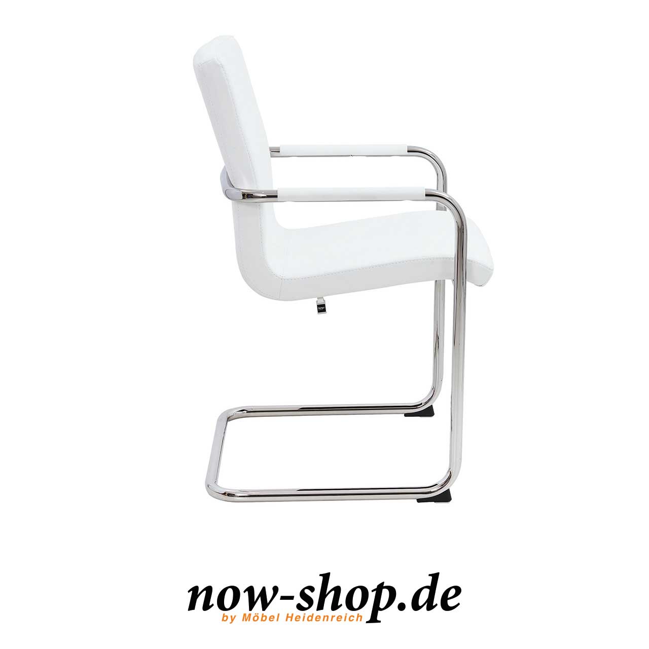 now! by hülsta – dining Stuhl S17 in weiß Seitenansicht Freischwinger mit Armlehnen und weißem Kunstleder-Bezug. Gestell glänzendes Metall. Von der Seite fotografiert.