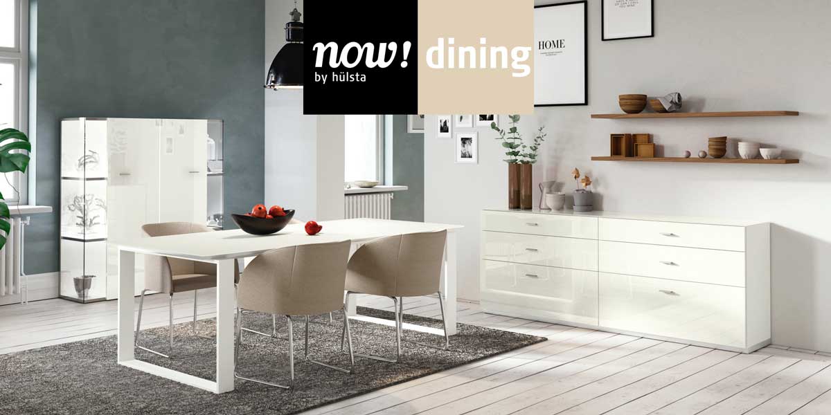 Titelbild Serie now! dining Milieubild eines Esszimmers mit Vitrine, Sideboard, Tisch und vier Schalenstühlen.