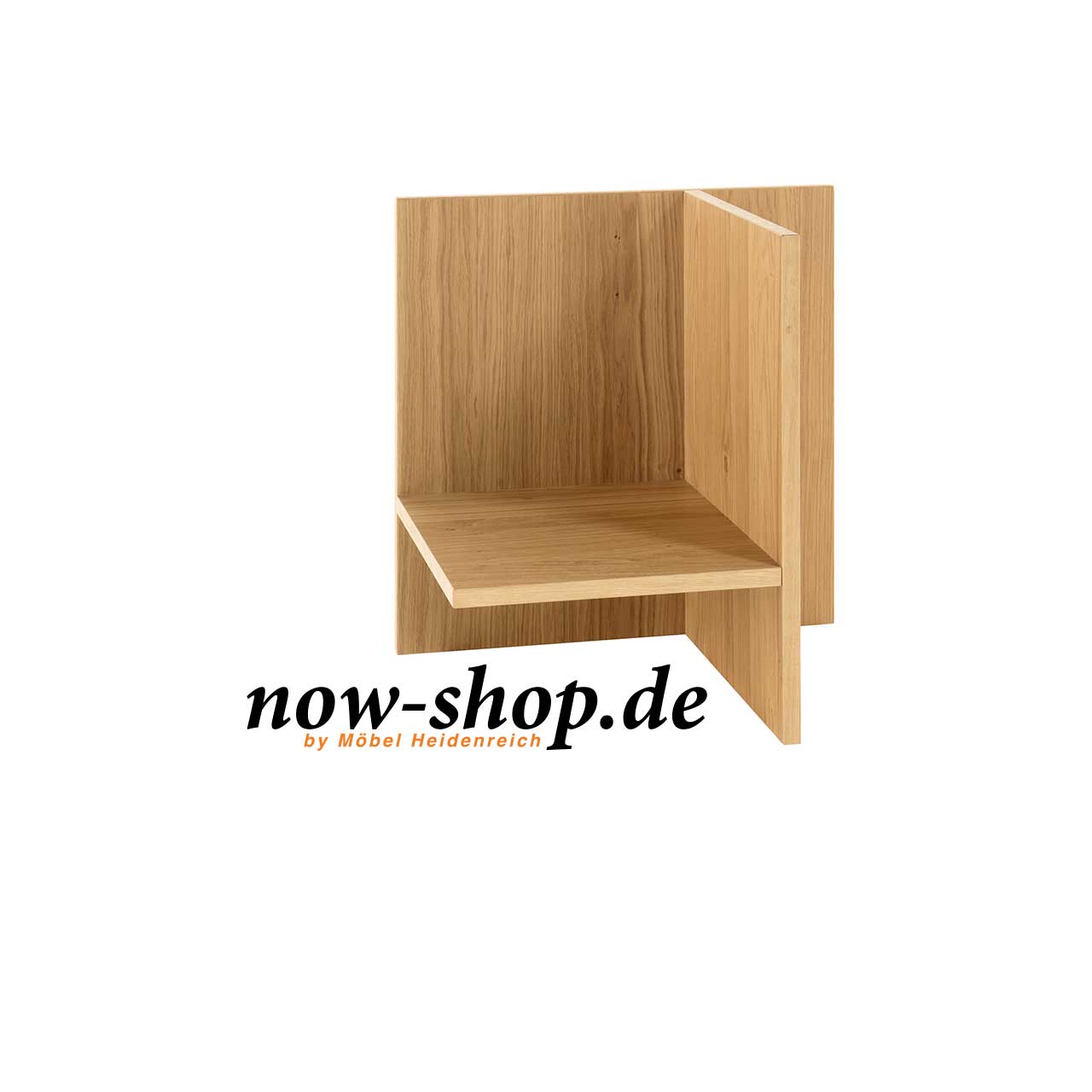 now! by hülsta - for you Akzentelement A Natureiche seitlich Seitliche Ansicht des Akzentelementes in hellem Holz. Ein horizontales und ein vertikales Brett unterteilen das Akzentelement in verschiedene Fächer.