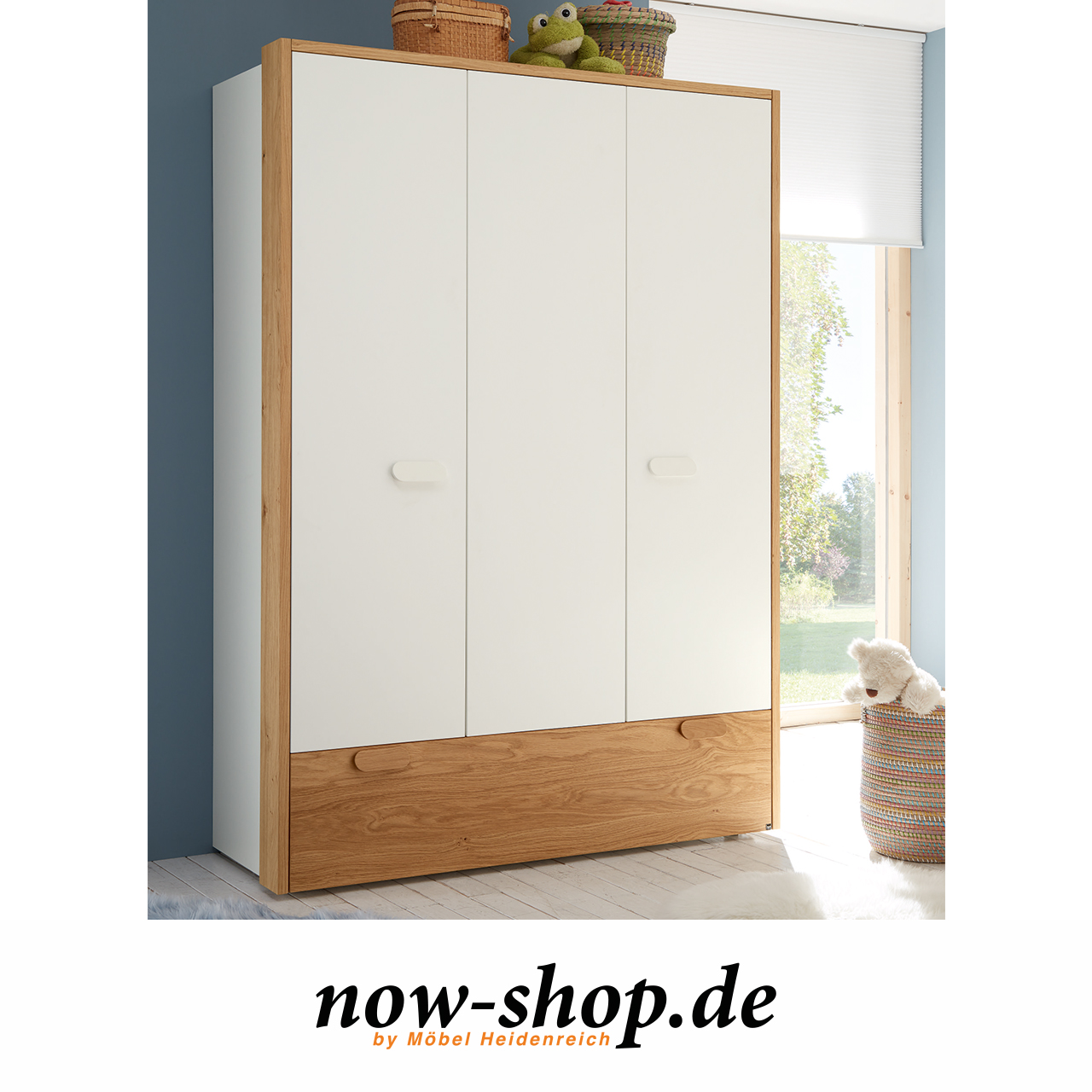 now! by hülsta – minimo Passepartout Natureiche Passepartout Holz um dreitürigen Kleiderschrank.