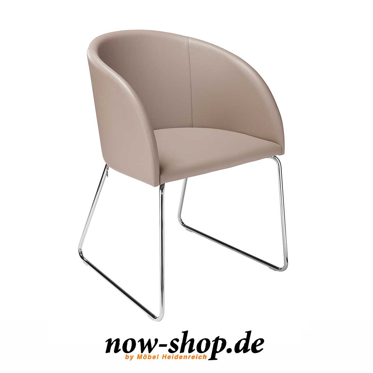 now! by hülsta – dining Stuhl S19-1 Kunstleder taupe Schalenstuhl mit hochglänzenden trapezförmigen Kufen und Bezug Kunstleder hellbraun. Leicht seitliche Ansicht.