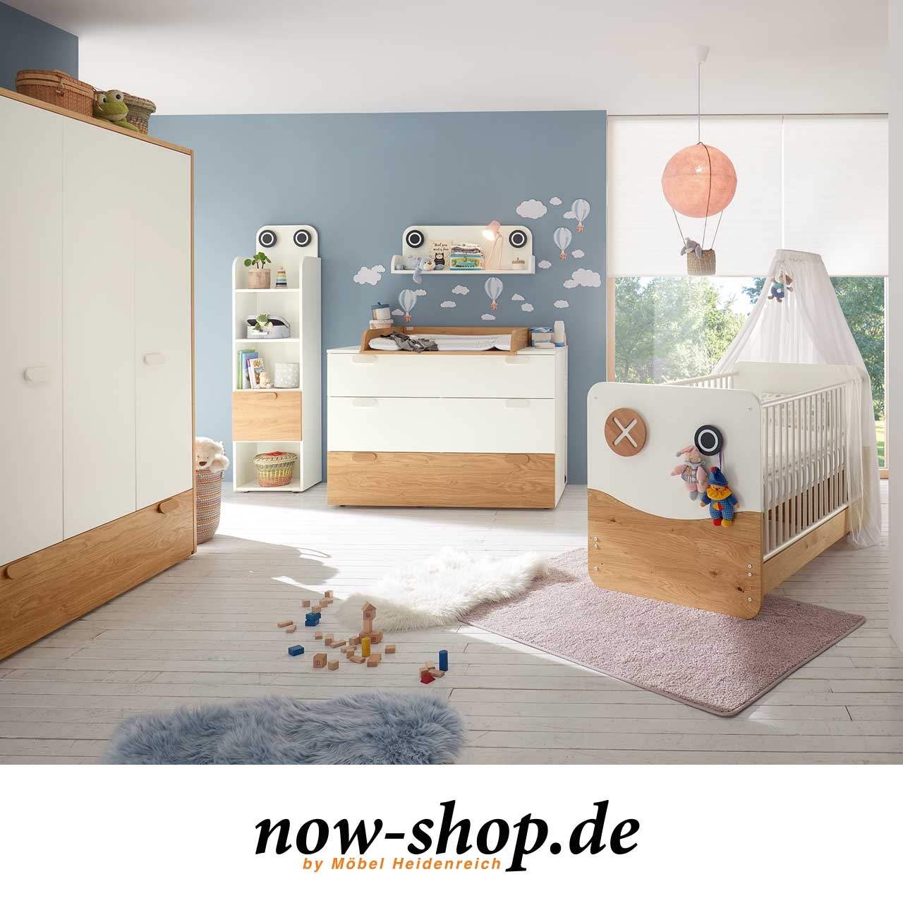 Babyzimmer mit Umwandlungsgriffen now! by hülsta - minimo Babybett 55886 in komplettem Babyzimmer.