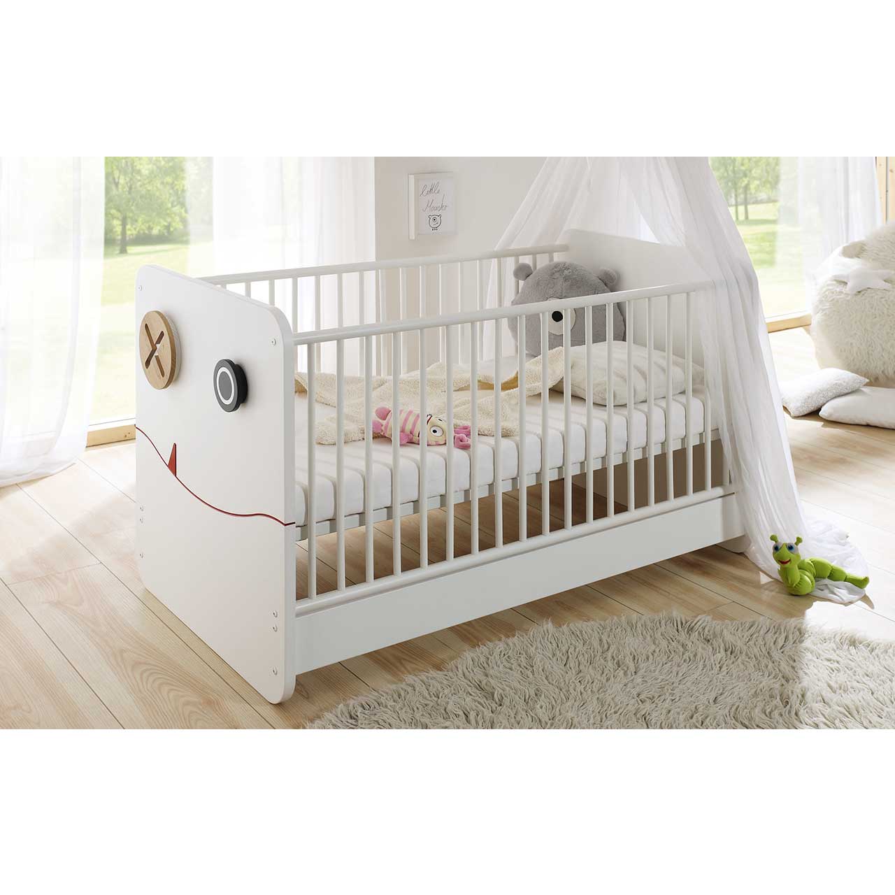 now! by hülsta - minimo Babybett 55883 Milieuaufnahme Milieuaufnahme weißes Babybett mit Schal dekoriert.