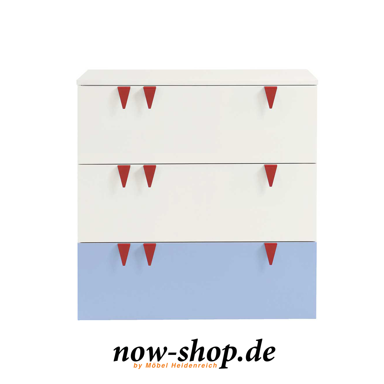 now! by hülsta - minimo Kommode Hellblau 55925 Frontal Weiße Kinderkommode mit drei Schubladen, unterste Schublade mit hellblauer Front. An jeder Schublade sind drei rote Dreiecke. Frontal fotografiert.