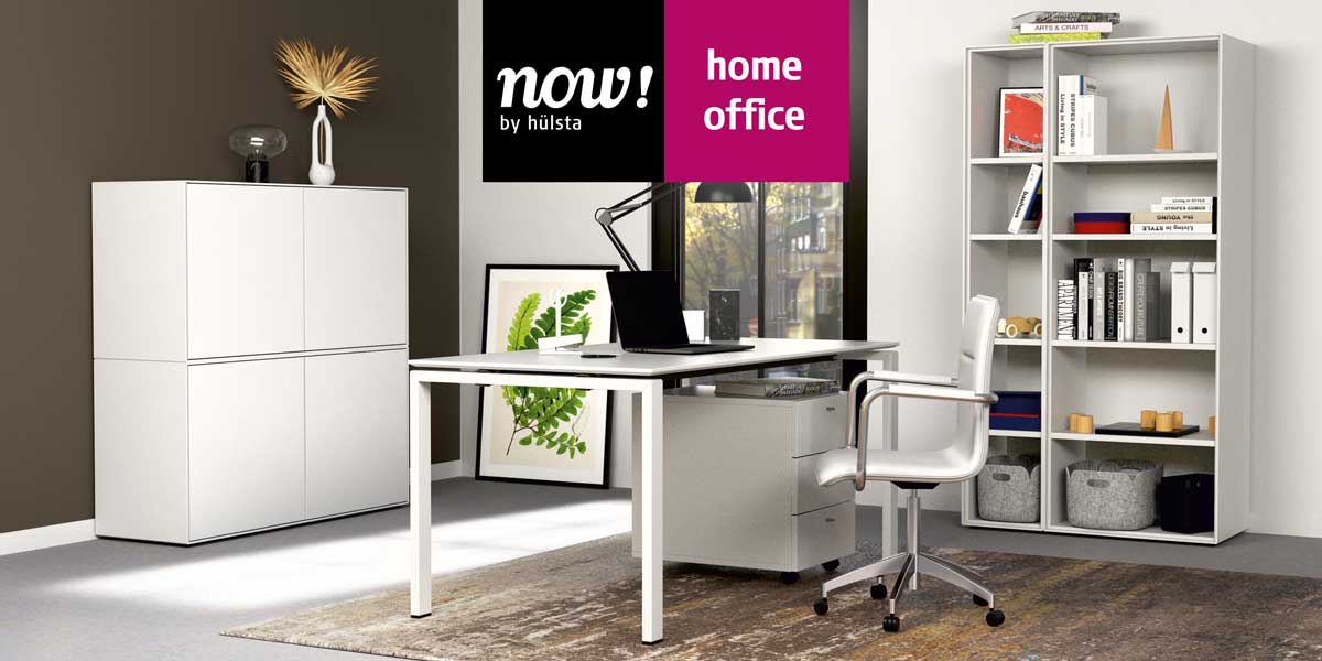 Titelbild Serie now! home office Milieubild eines Büroraumes mit Highboard, Regal und weißem Schreibtisch mit weißem Drehstuhl.