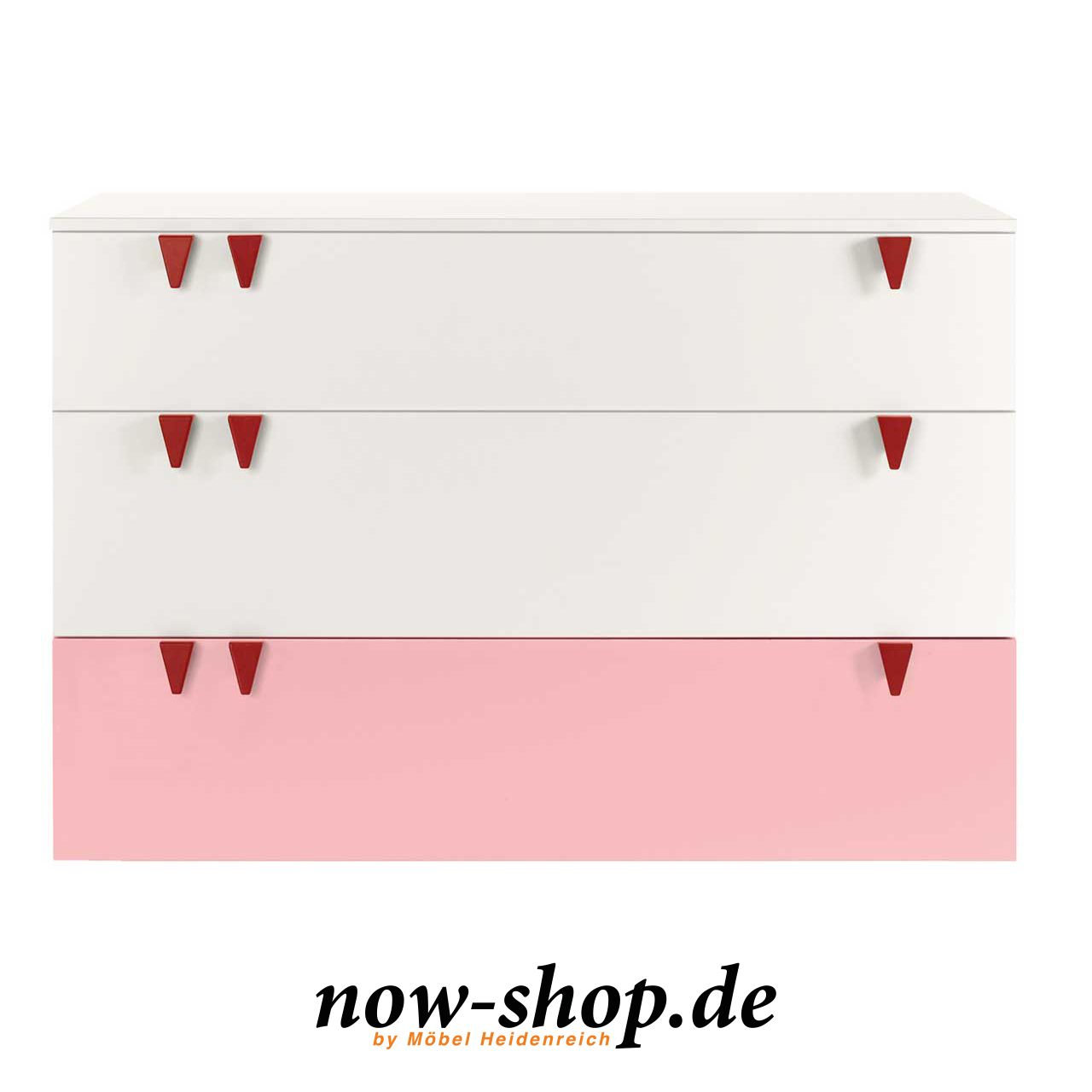 now! by hülsta – minimo Kommode mit drei Schubladen 55934 Frontalaufnahme Weiße breite Kinderkommode mit drei Schubladen, unterste Schublade mit rosa Front. An jeder Schubladenfront sind drei rote Dreiecke als Griffe. Frontal fotografiert.