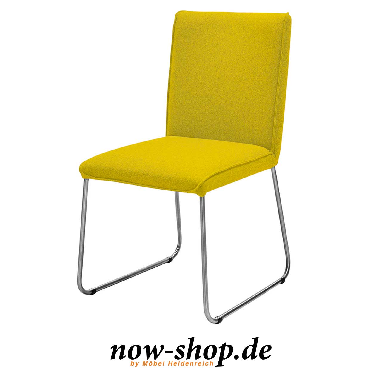 now! by hülsta - dining Stuhl S21-1 Lemon Stuhl mit gelbem Stoffbezug und trapezförmigen Kufen leicht seitlich fotografiert.