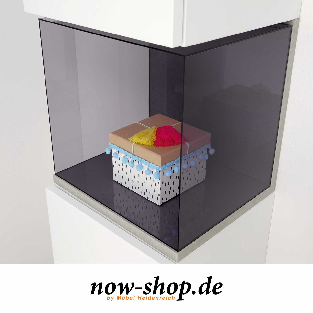 Skizze der lilagrau gefärbten Acrylglasbox eingebaut in Möbel.