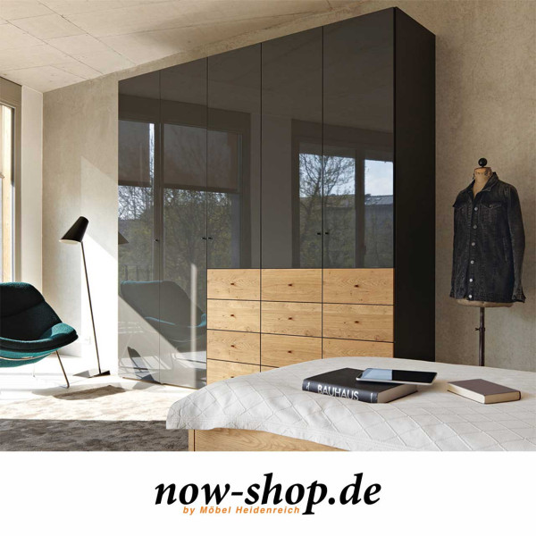 now! by hülsta – wardrobes flexx Kleiderschrank 980505 grau mit Türen in Hochglanz und Schubladen in Natureiche